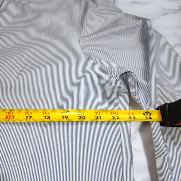 Untuckit button down shirt - Picture 6 of 6
